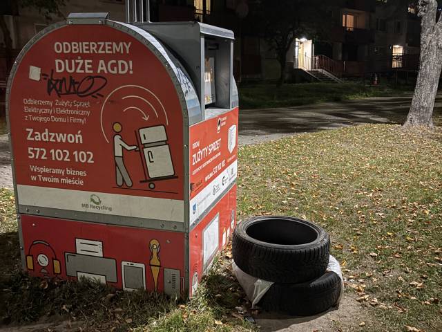 Porzucone opony przed kontenerem na elektroodpady przy ul. E. Orzeszkowej